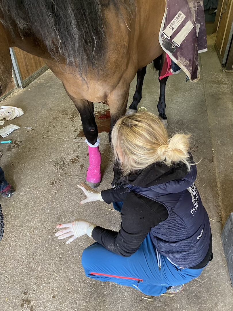 Nina Luisa Höck beim Verbandanlegen